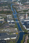 909084 Luchtfoto van het Merwedekanaal te Utrecht, uit het zuidoosten, met links het parkeerterrein van de Jaarbeurs en ...